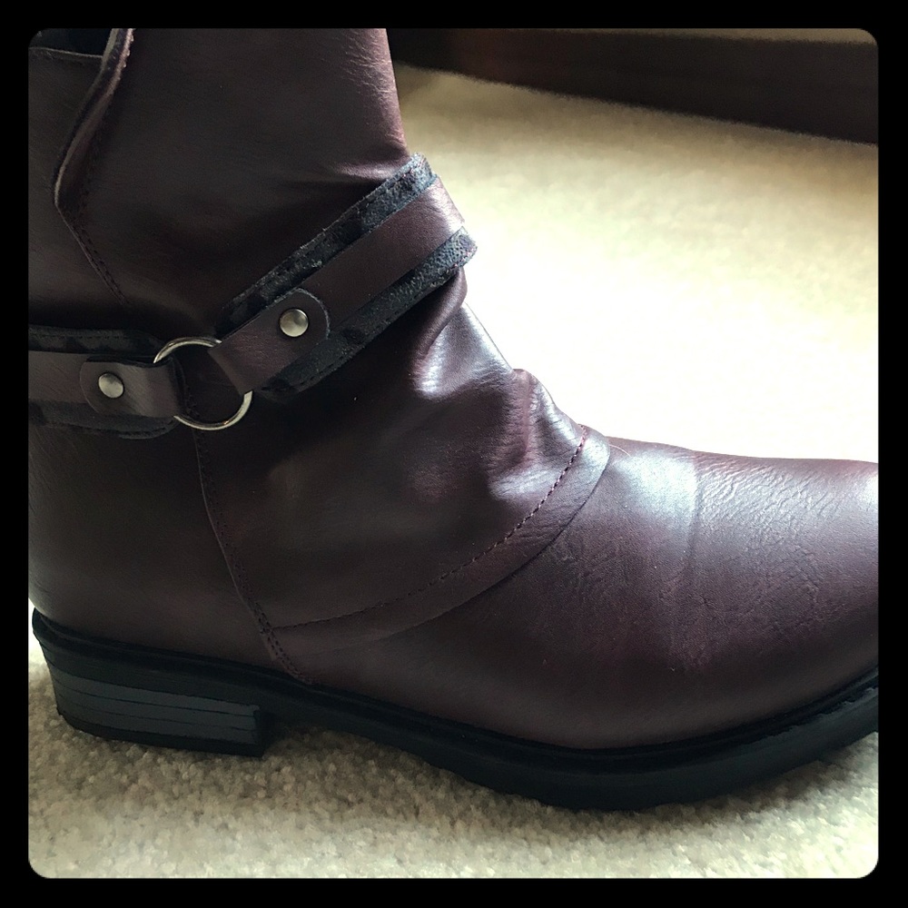 Easy Street burgundy boot with gray leopard band